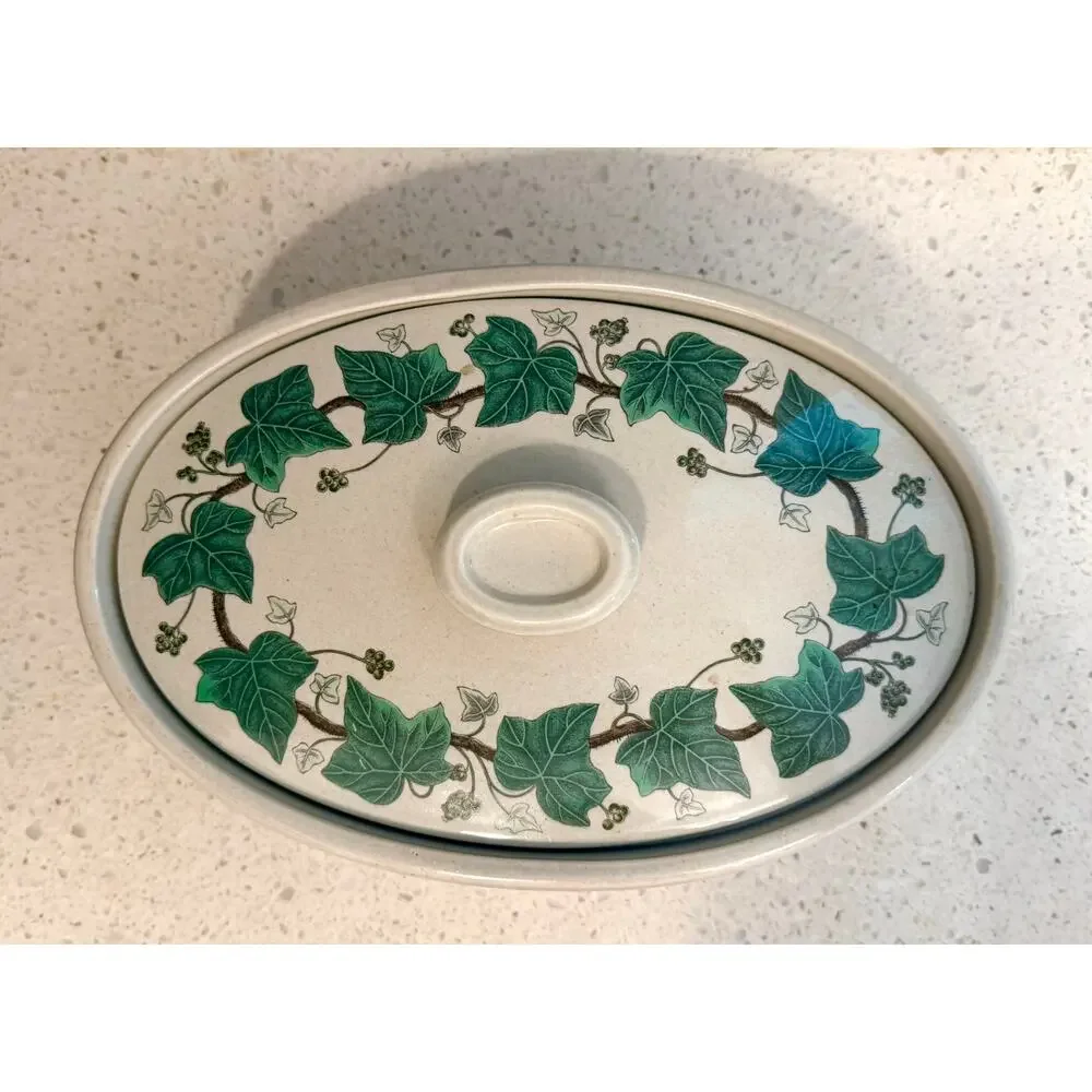 Wedgwood Napoleon Ivy Oven to Table 2.5 Quart Oval Covered Casserole English